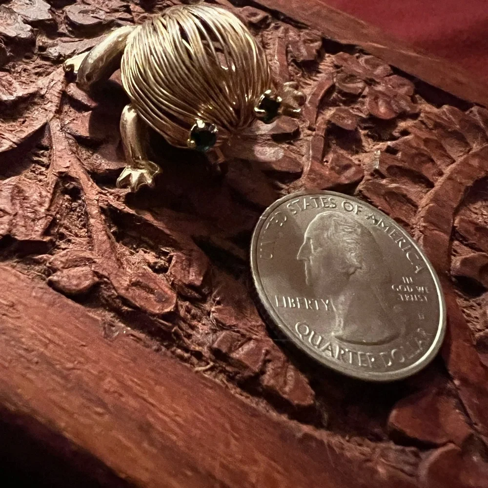 🍀Gold frog‎ 🐸 with jeweled green eyes